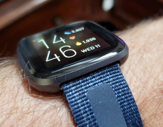 is fitbit versa compatible with iphone 11