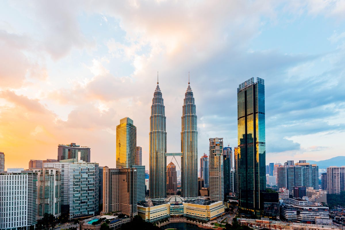 吉隆坡与城市景观塔在日落马来西亚