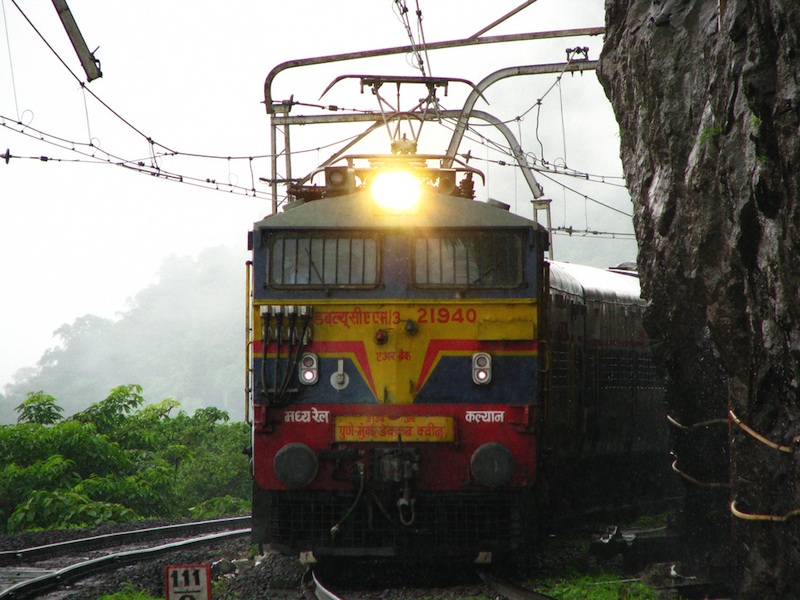 indianrailways-deccaqueen-harshwcam3-wiki.jpg