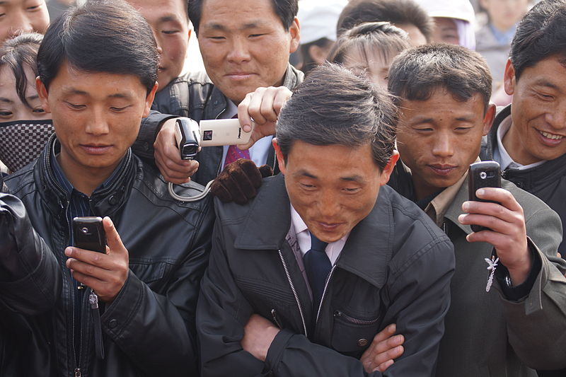north-korea-cellphone-users-ferris-wiki.jpg