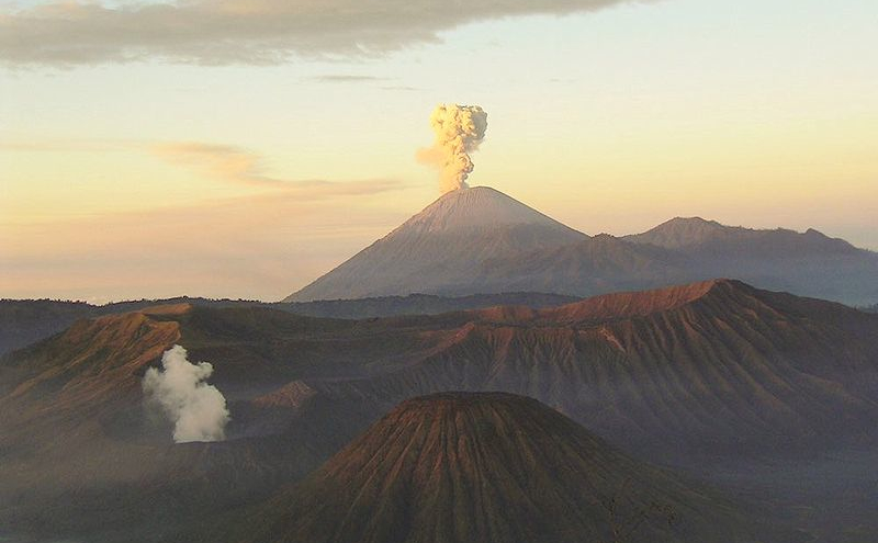 indonesiavolcanoes-wiki1.jpg
