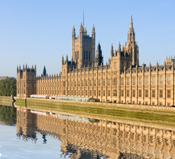The use of Apple iPads inside the House of Lords has been backed by a committee of peers
