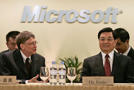 Bill Gates and Hu Jintao, from CNews in Russia