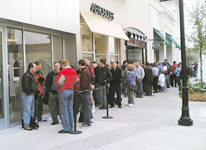 Long line at the Apple store