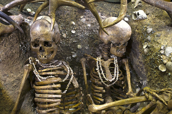 Skeletons. CC BY-SA 3.0 http://en.wikipedia.org/wiki/File:S%C3%A9pulture_de_Teviec_(5).jpg