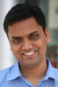 Nimbuzz CEO Vikas Saxena believes that creating customer "stickiness" is important in the mobile communications race.