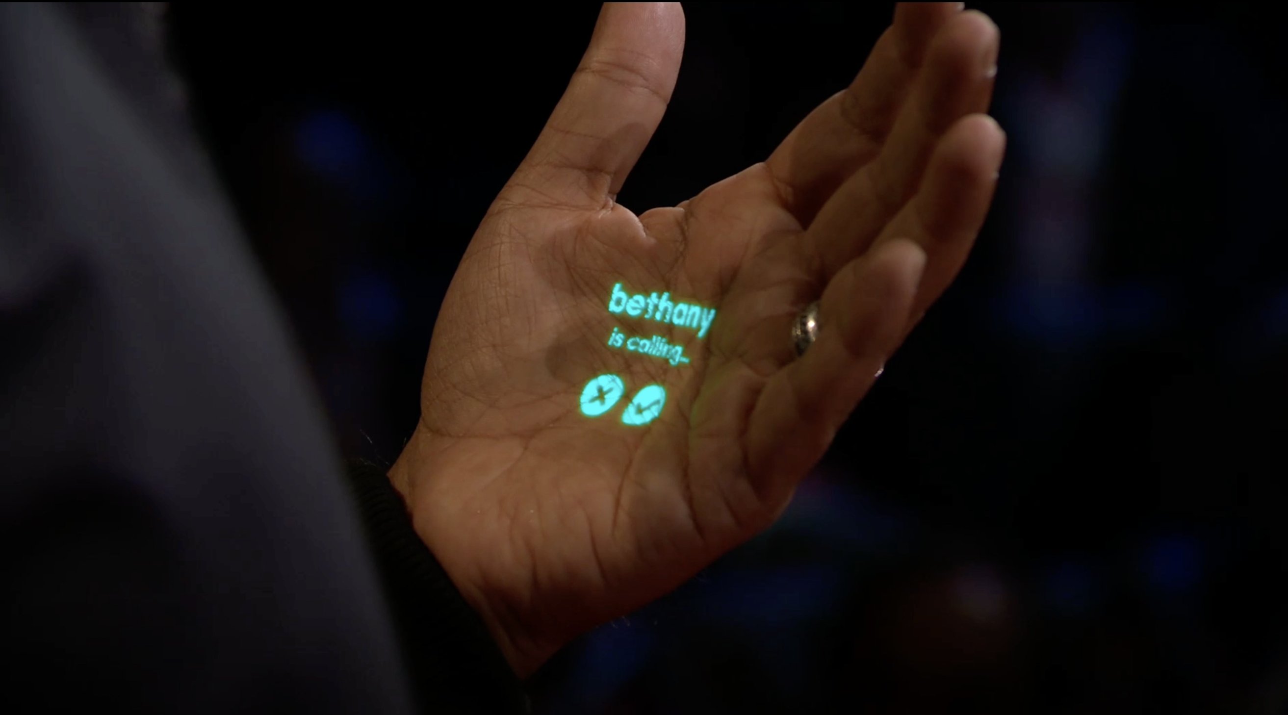 Des ex-Apple veulent remplacer les smartphones par ce projecteur gavé d'IA 