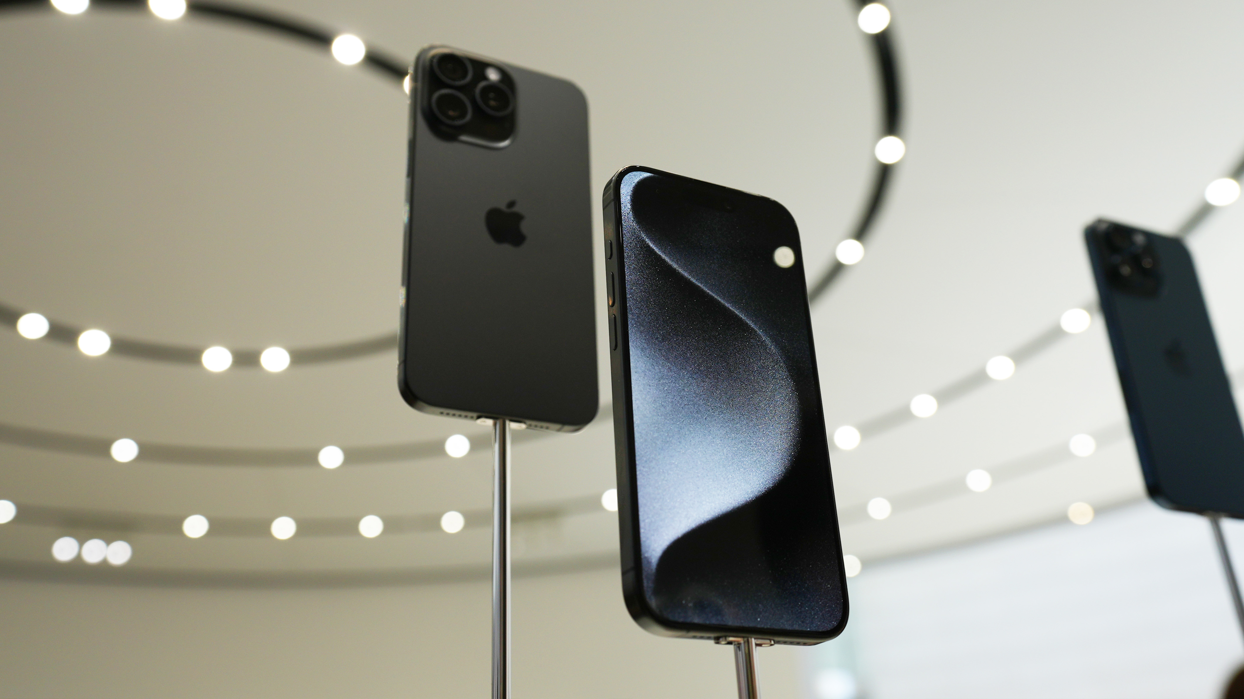 Acheter un modèle iPhone 15 Pro Max 1 To Titane noir - Apple (FR)