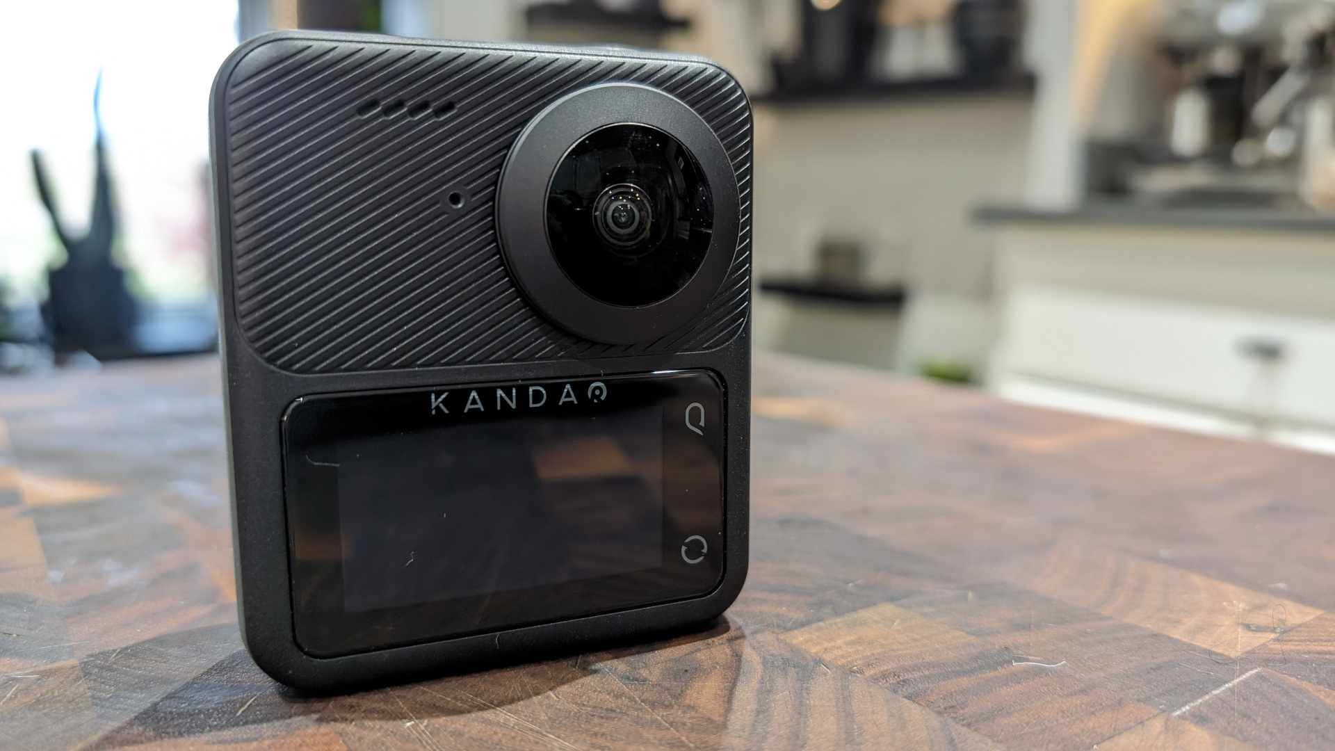 Test KanDao QooCam 3 : cette curieuse action cam capte en 360 degrés, mais ce n'est pas une GoPro...
