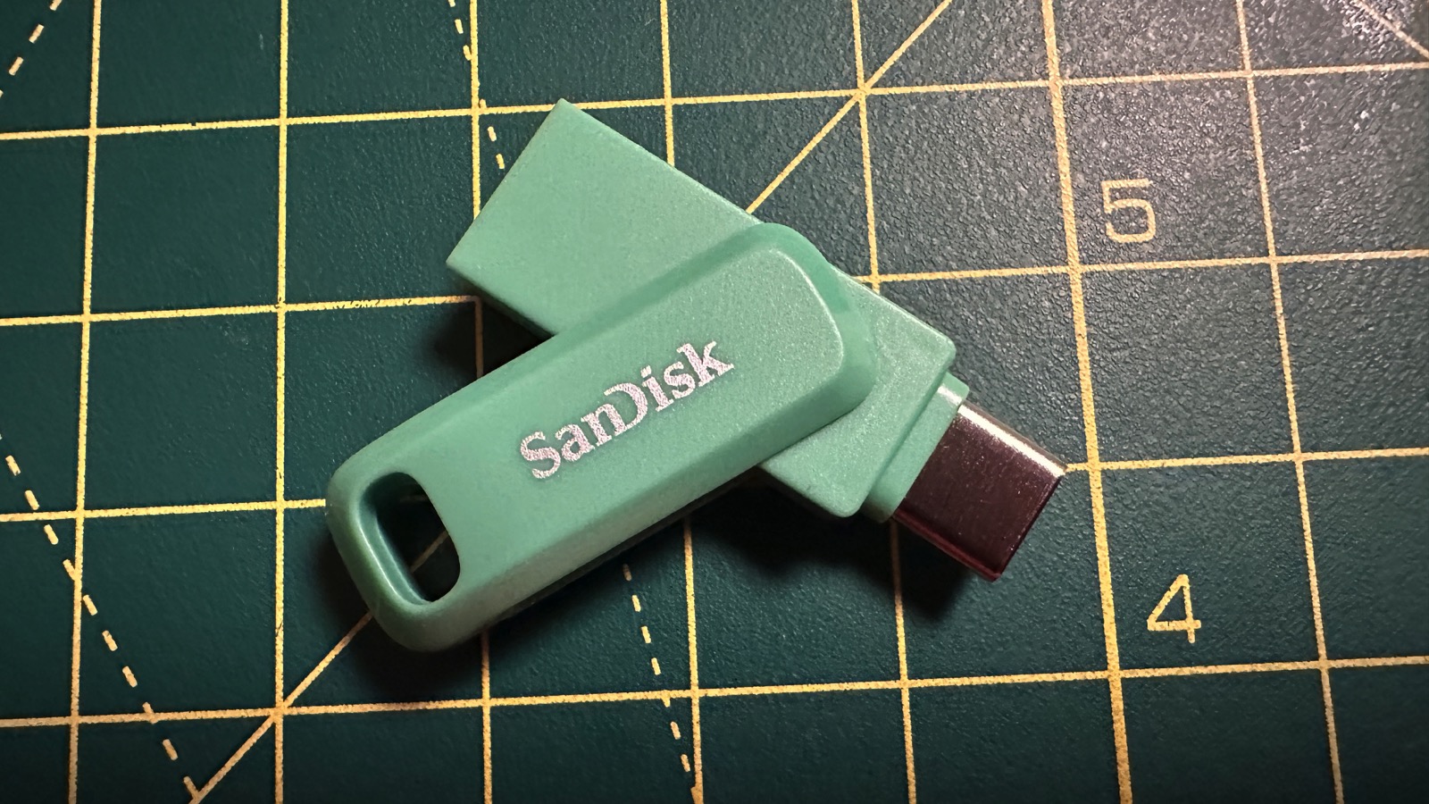 La clé USB SanDisk Ultra Flair 256 Go est à prix ridicule, on ne pouvait  pas rêver mieux (-65%)