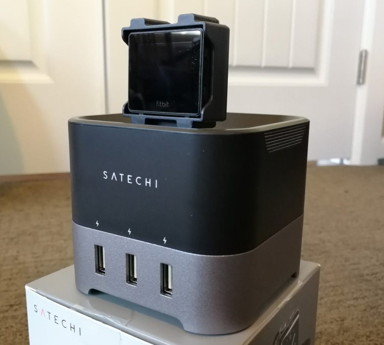 satechi-smart-charging-stand-5.jpg