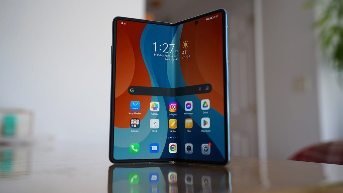 Foldable phone thinner than Samsung’s can be folded 400,000 times