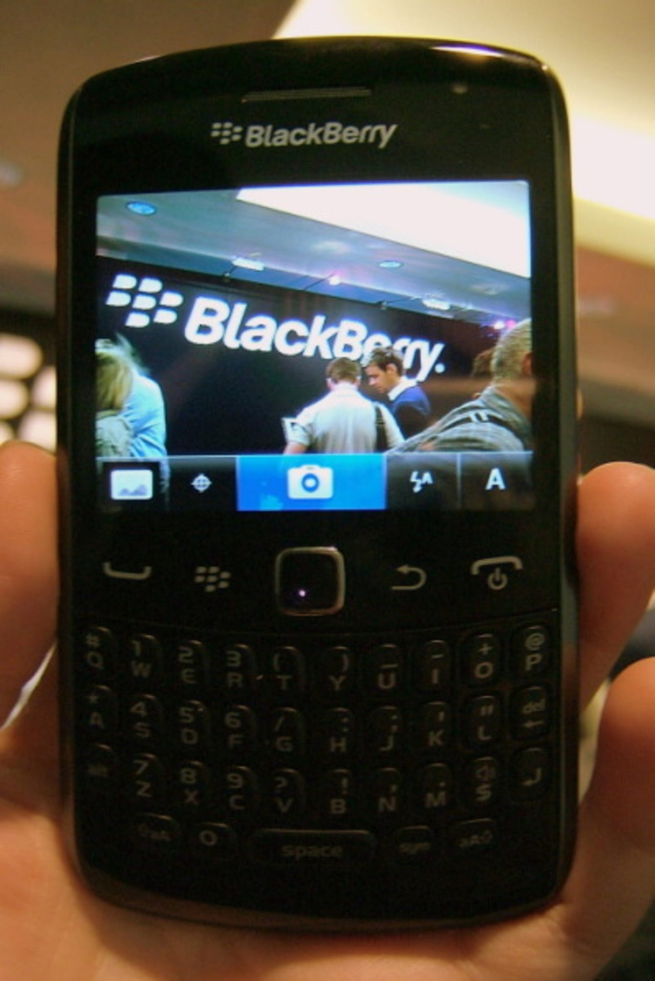 40154542-4-blackberry-curve-9360-camera-view-400x599.jpg