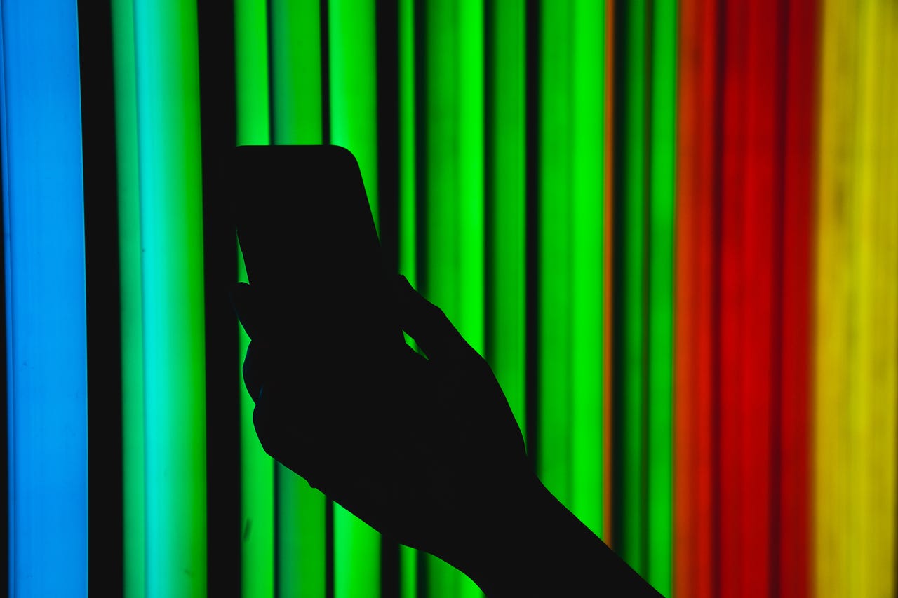 phone-color-gettyimages-1348371103