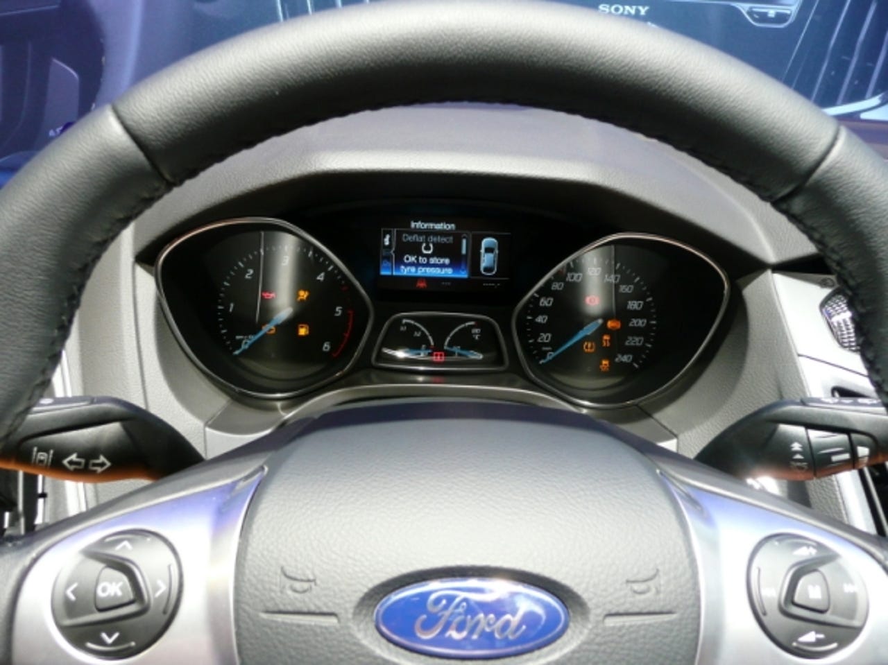 40154168-2-ford-sync-car-steering-wheel-610.jpg