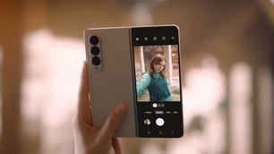 Galaxy Z Fold 4 kişi selfie çekiyor