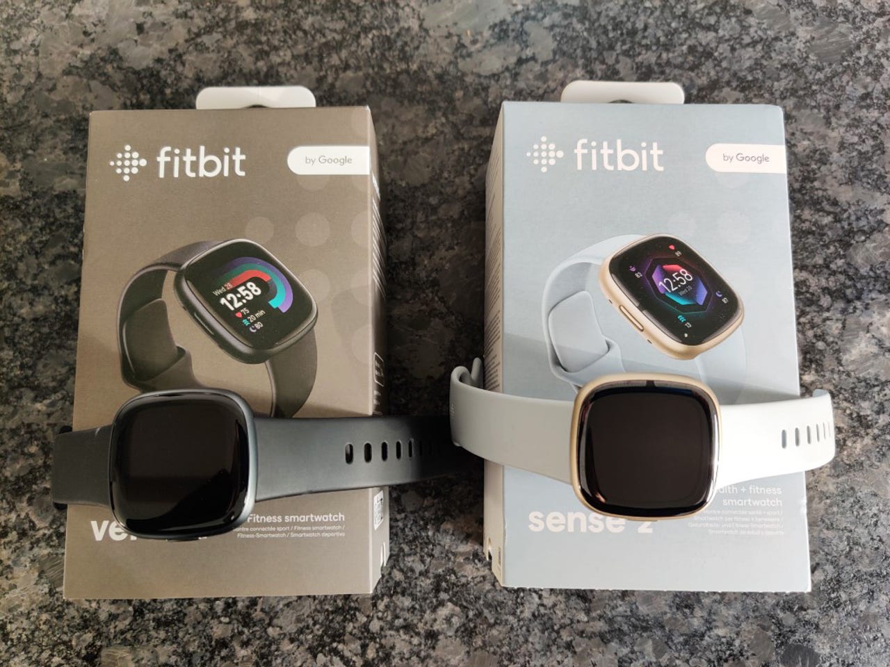 Fitbit Sense 2 e Versa 4 lado a lado