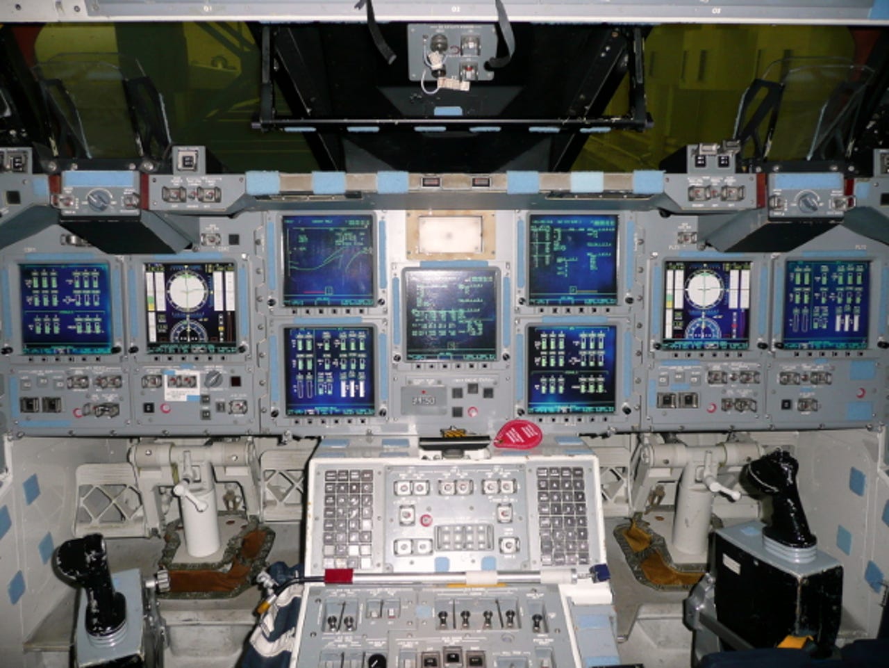 40153905-3-3-610-shuttle-cockpit-nasa-2.jpg