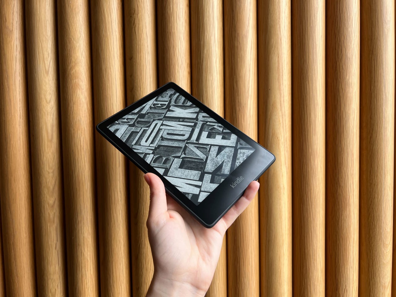 Kindle Paperwhite contra un fondo de madera