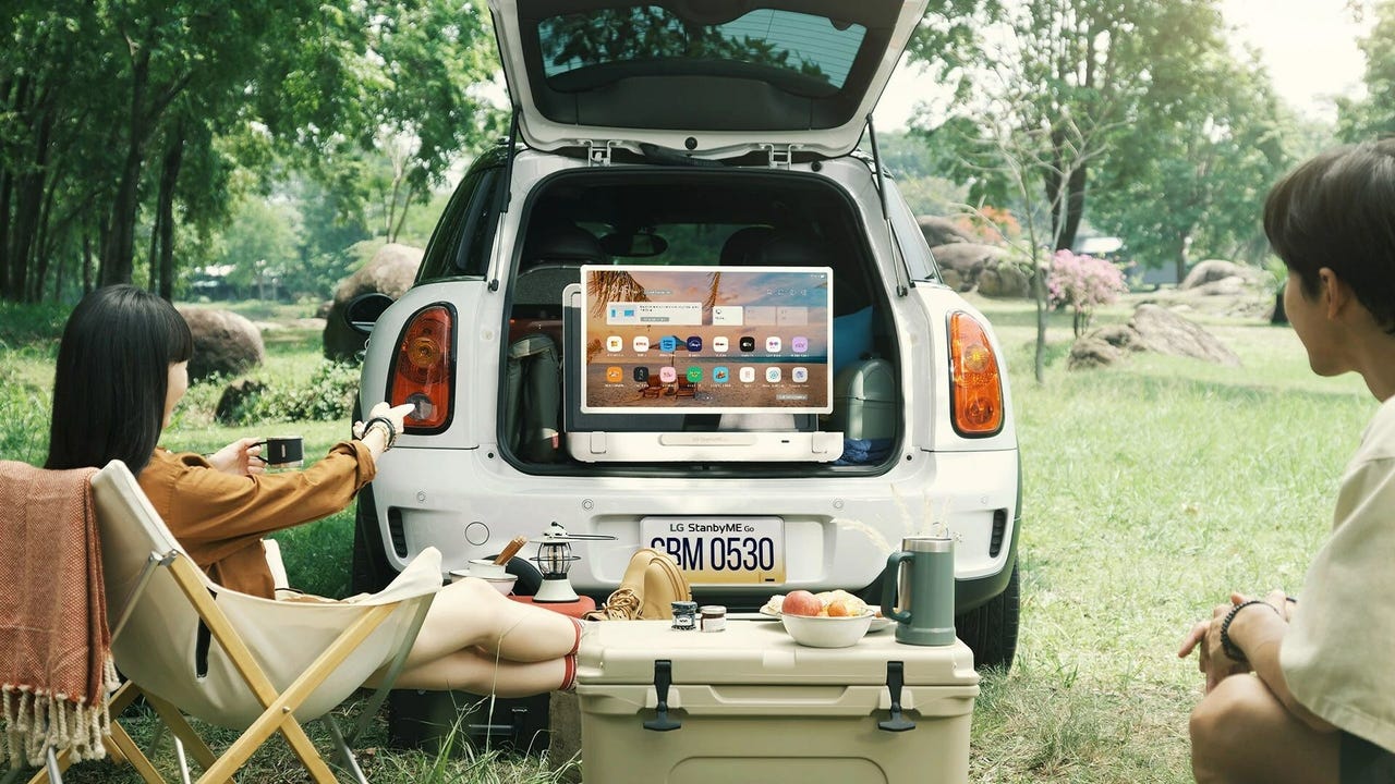 lg-stanbyme-go-27lx5-2023-lifestyleimage-camping-2-1