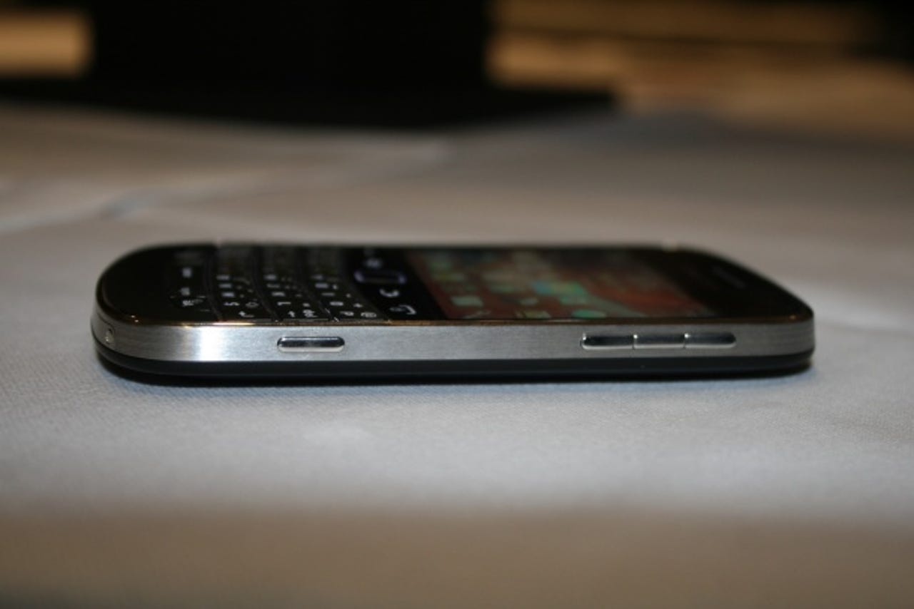 blackberry-bold-9900-side-woods.jpg