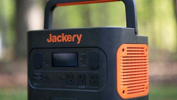 Jackery Explorer 2000 Pro solar generator: Video review