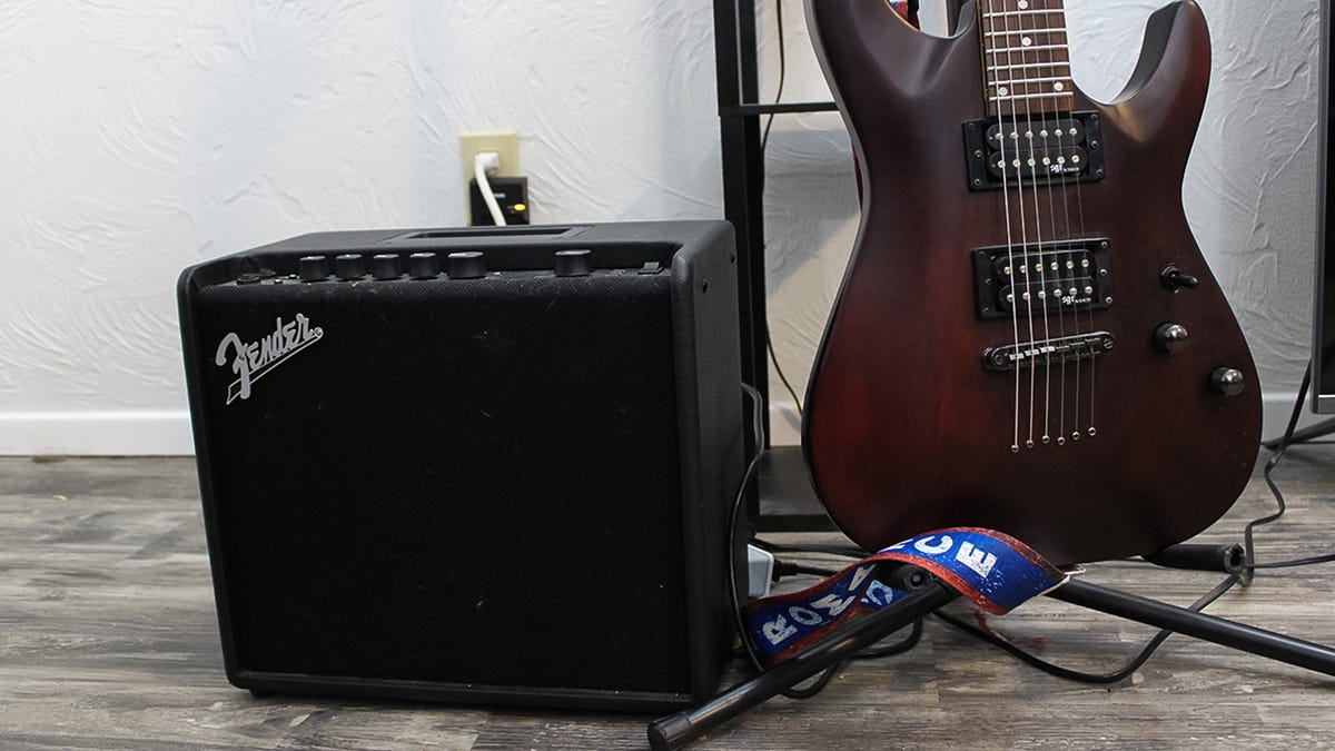 Why Fender Mustang LT25 is the best amp for my guitar