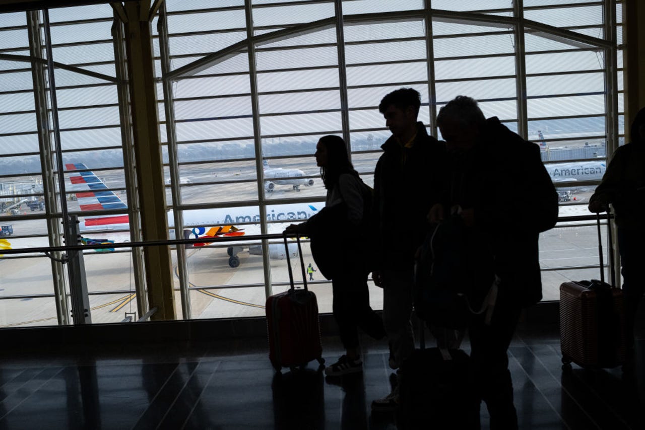 passengers-at-ronald-reagan-washington-national-airport-after-flights-resumed-on-january-11