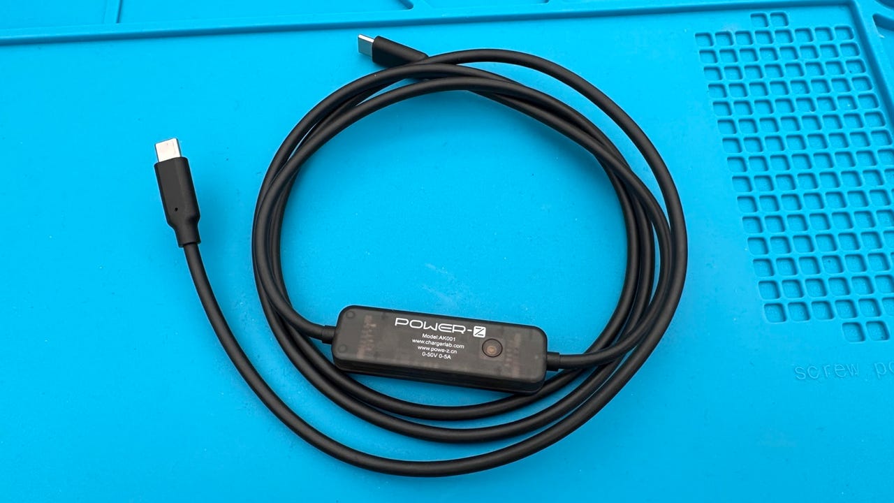 Cable USB-C ChargerLAB Power-Z AK001 con medidor de potencia sobre fondo azul