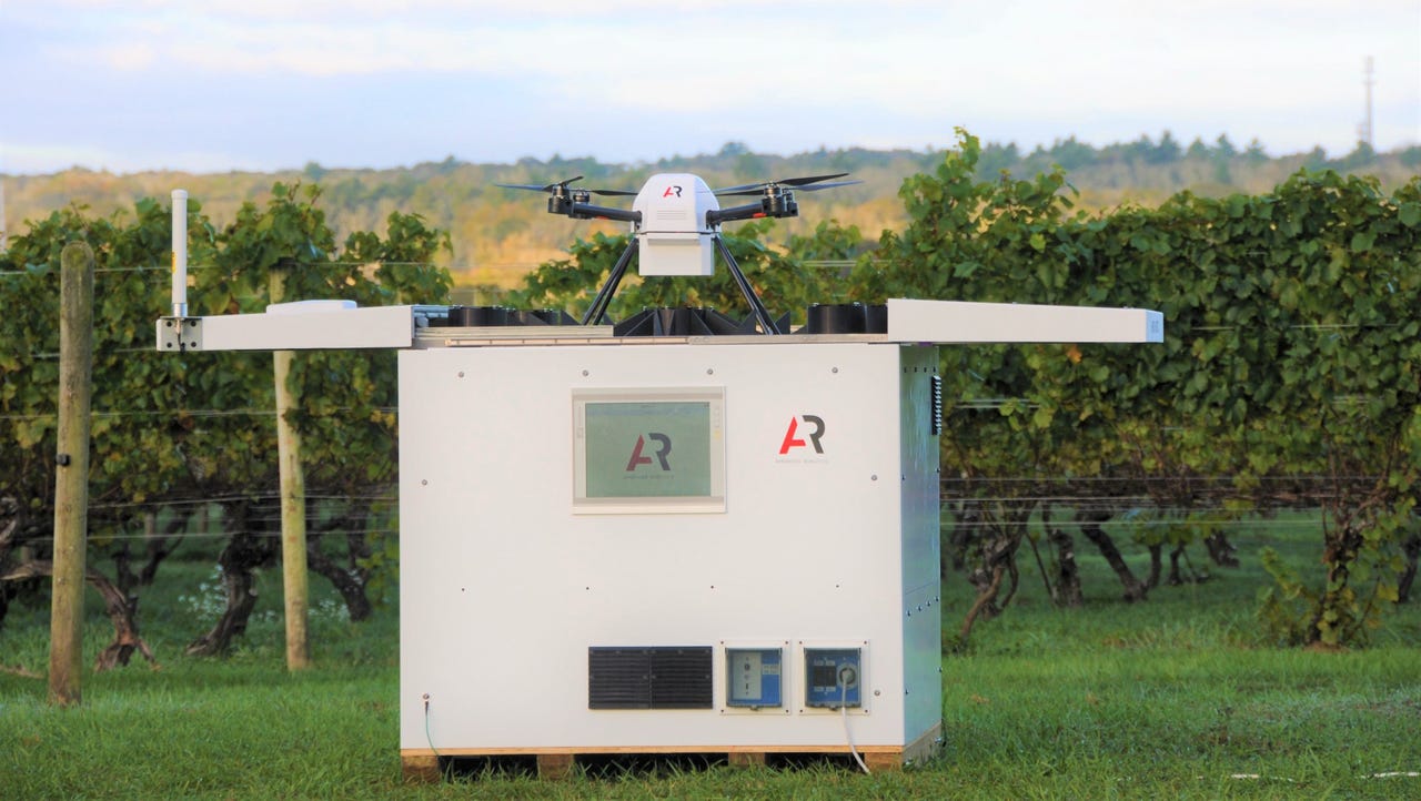 Un dron en una plataforma de lanzamiento en un campo.
