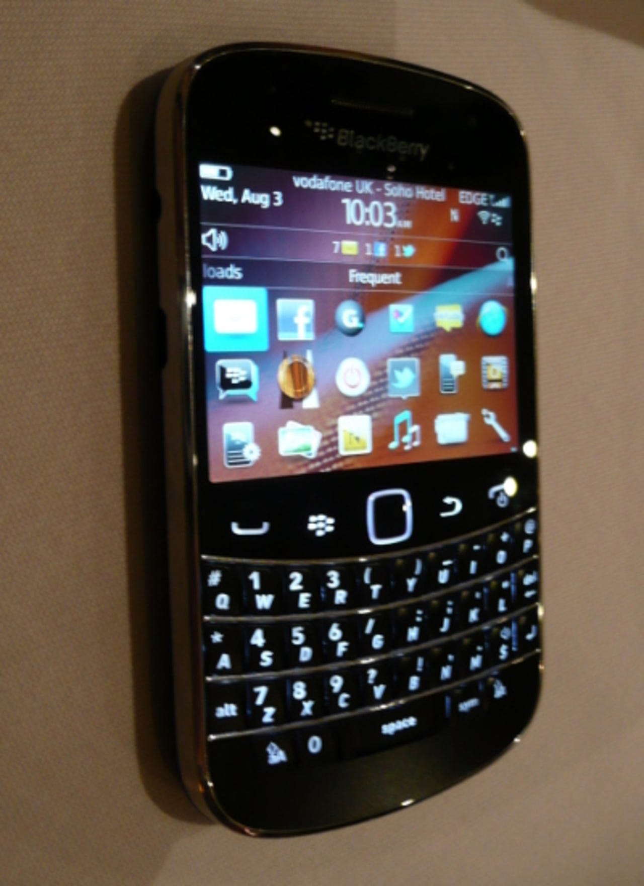 40154500-4-blackberry-bold-9900-front-view-400x550.jpg