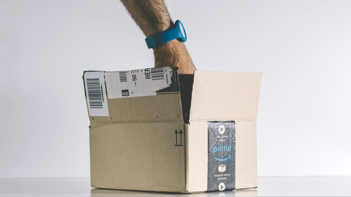 Мужчина ищет внутри коробки Amazon Prime