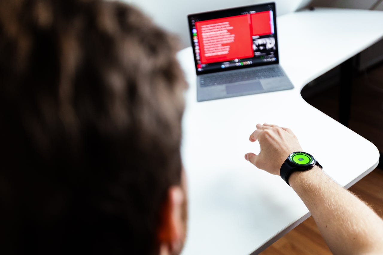 Smartwatch controlando una aplicación portátil a través de Wow Mouse