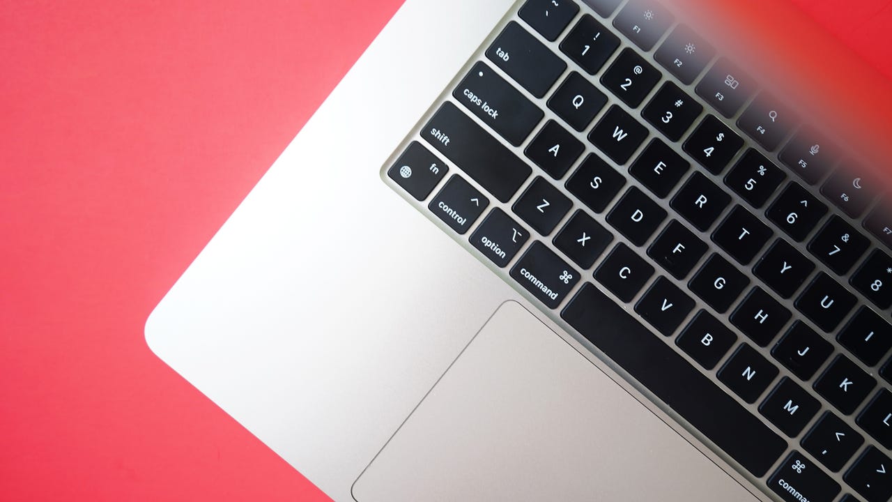 El lateral del Apple MacBook Air de 15 pulgadas con fondo rojo