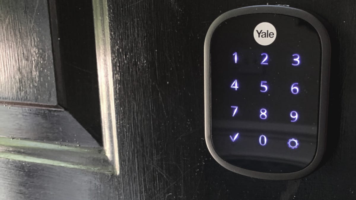 Yes, you can auto-unlock your smart lock with HomeKit. Here’s the workaround