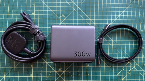 Câble USB-C de 240 W et cordon d'alimentation sur fond vert