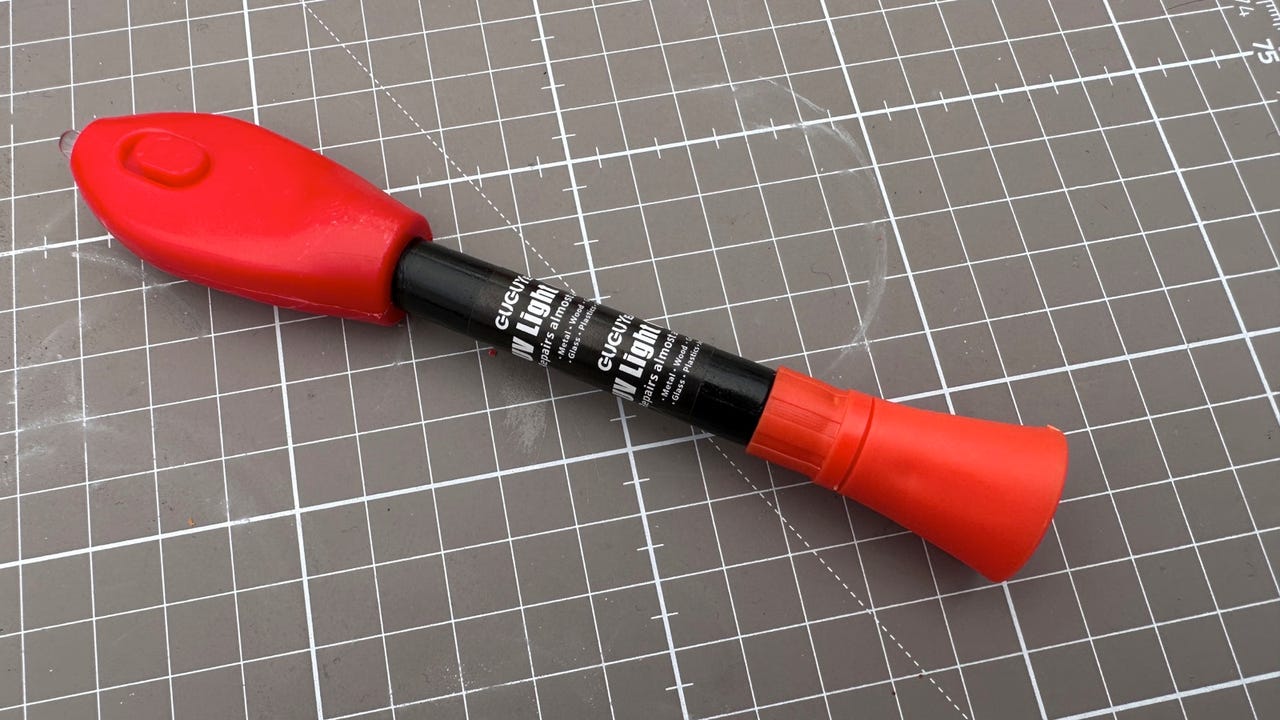 Complete UV glue pen with UV lamp