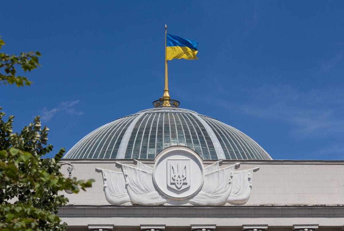 اهتزاز-پرچم-اوکراین-بر-روی-پارلمان-in-kyiv.jpg