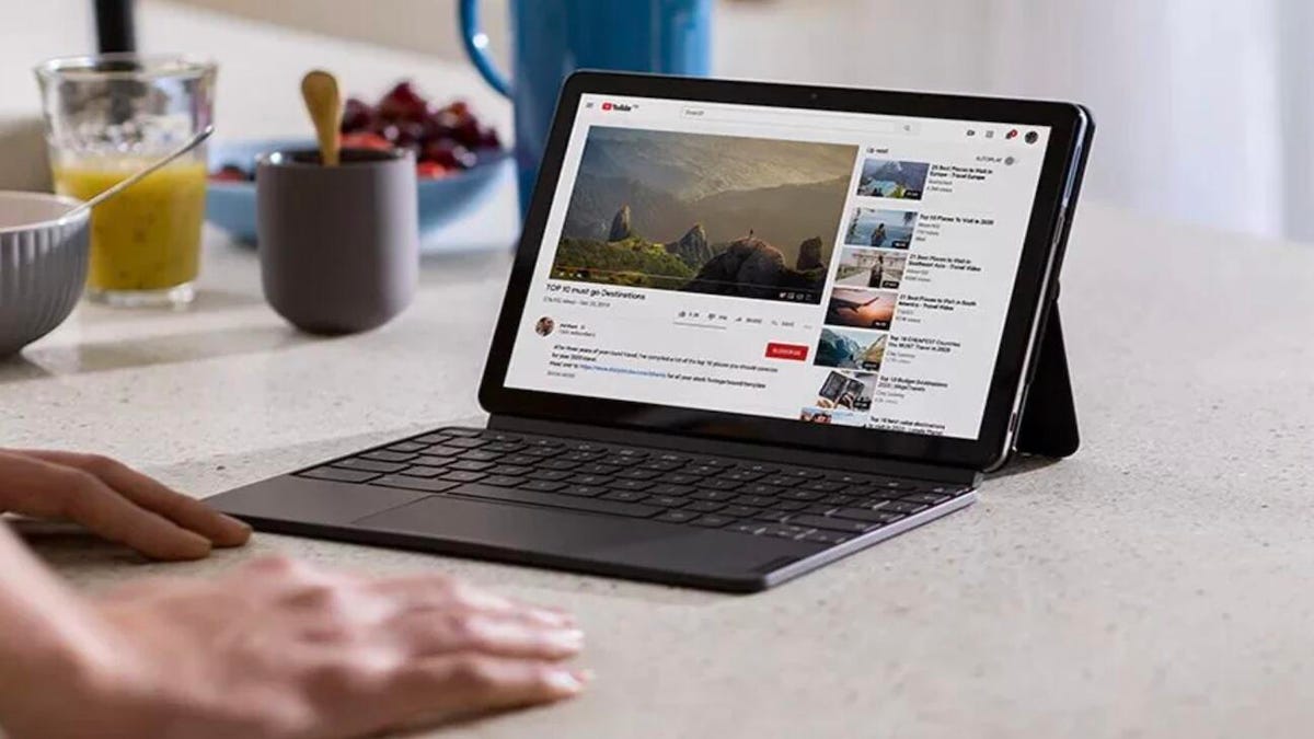 Lenovo Chromebook روی پیشخوان آشپزخانه باز می شود
