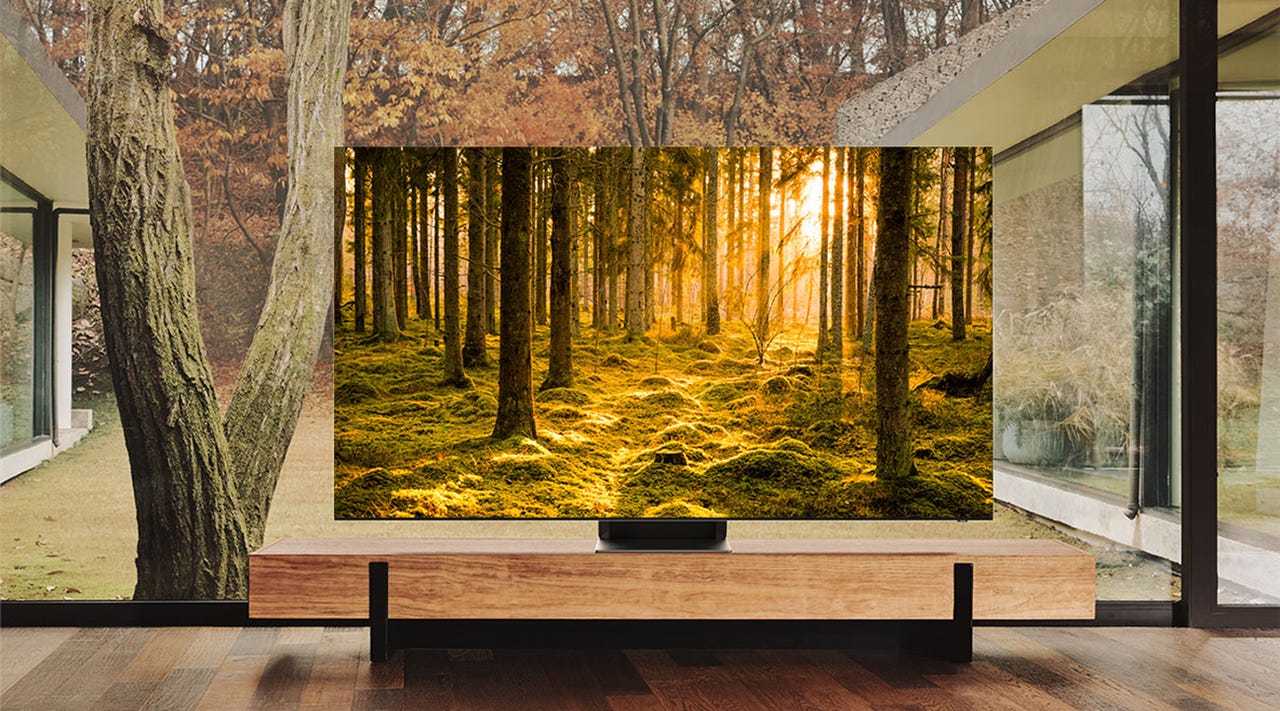 Samsung TV, der viser træer foran en træbaggrund i et moderne hjem