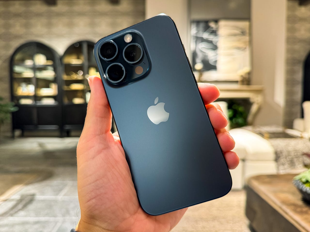 iPhone 15 Pro en azul titanio, capturado con el iPhone 15 Pro Max