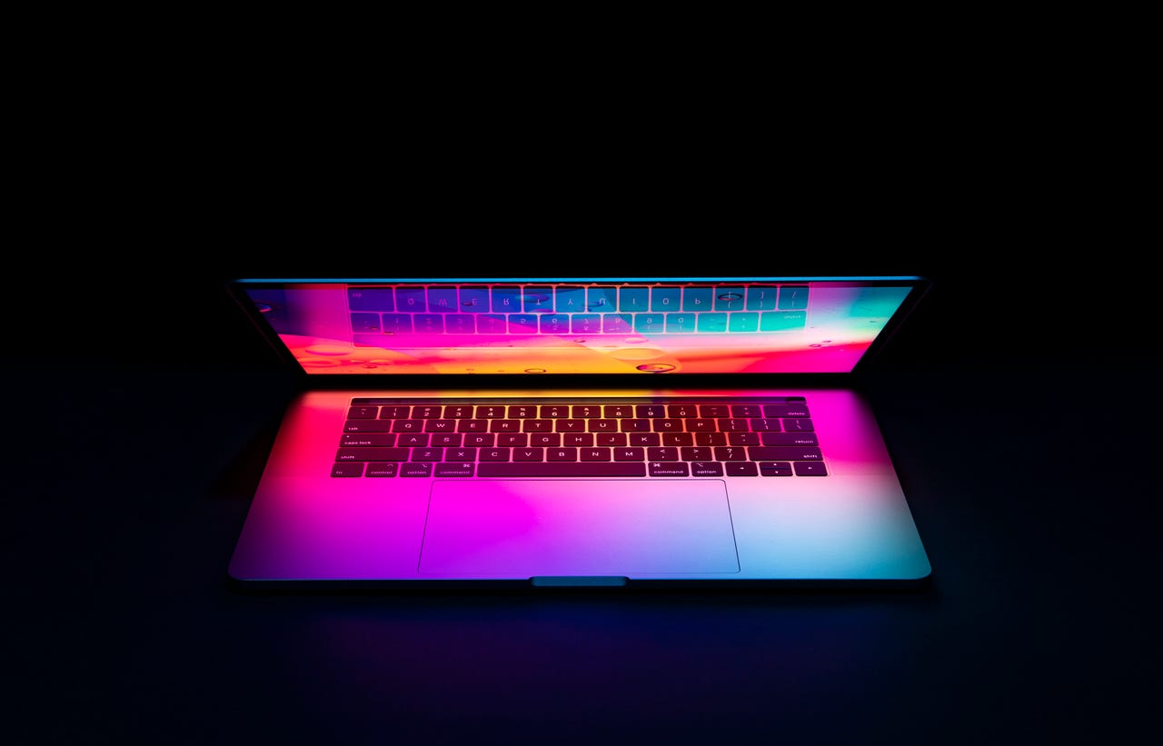 computadora portátil colorida