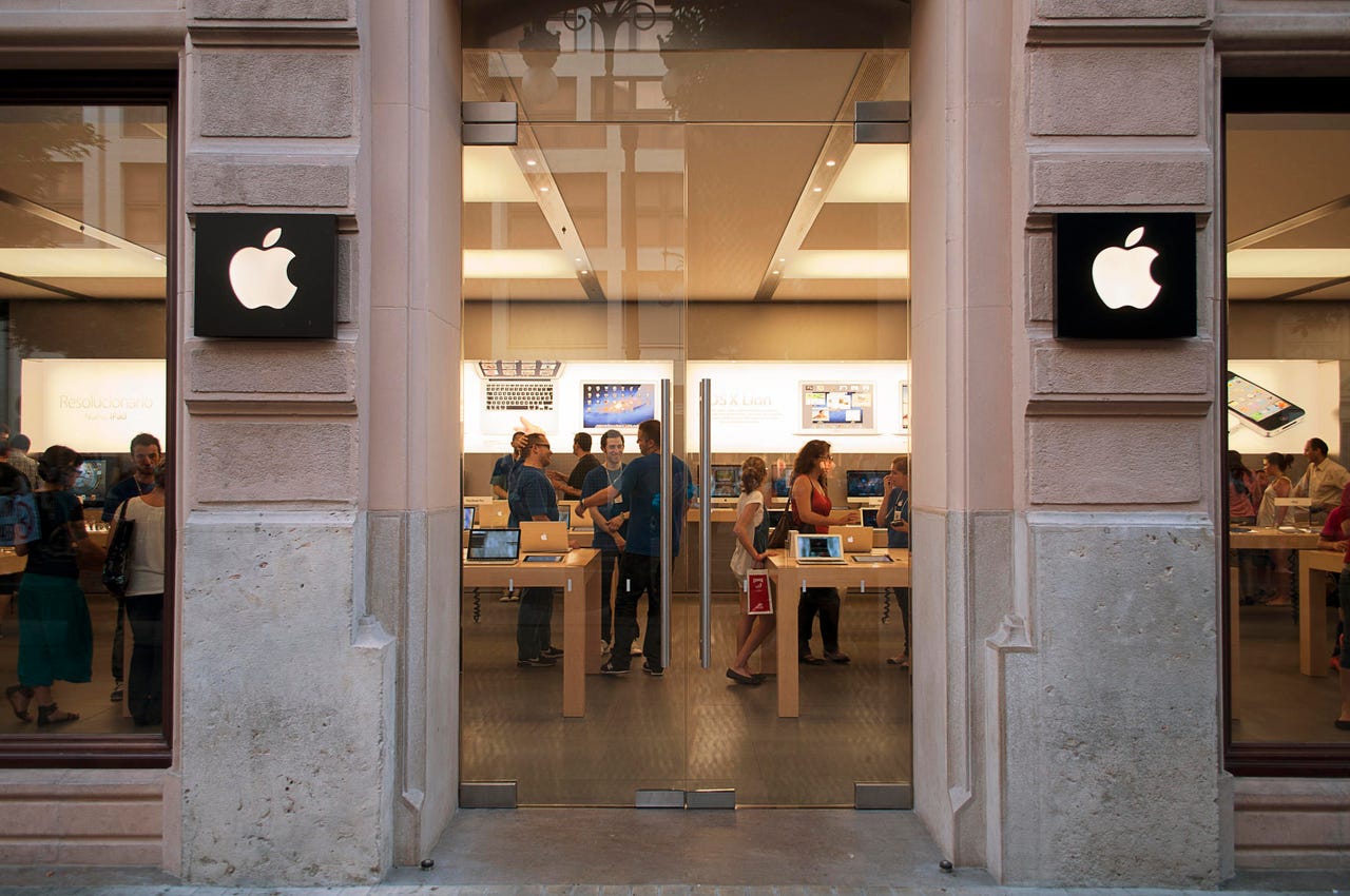 Entrance to the Apple Store.
