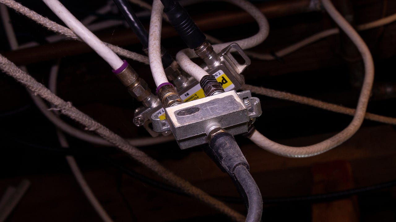 Een wirwar van coaxiale kabels en adapters
