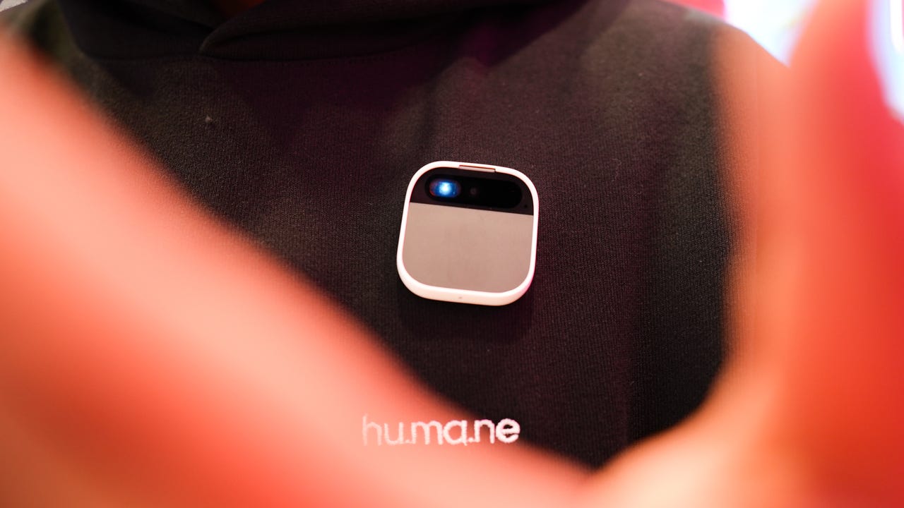 Pin de IA humana en el MWC 2024