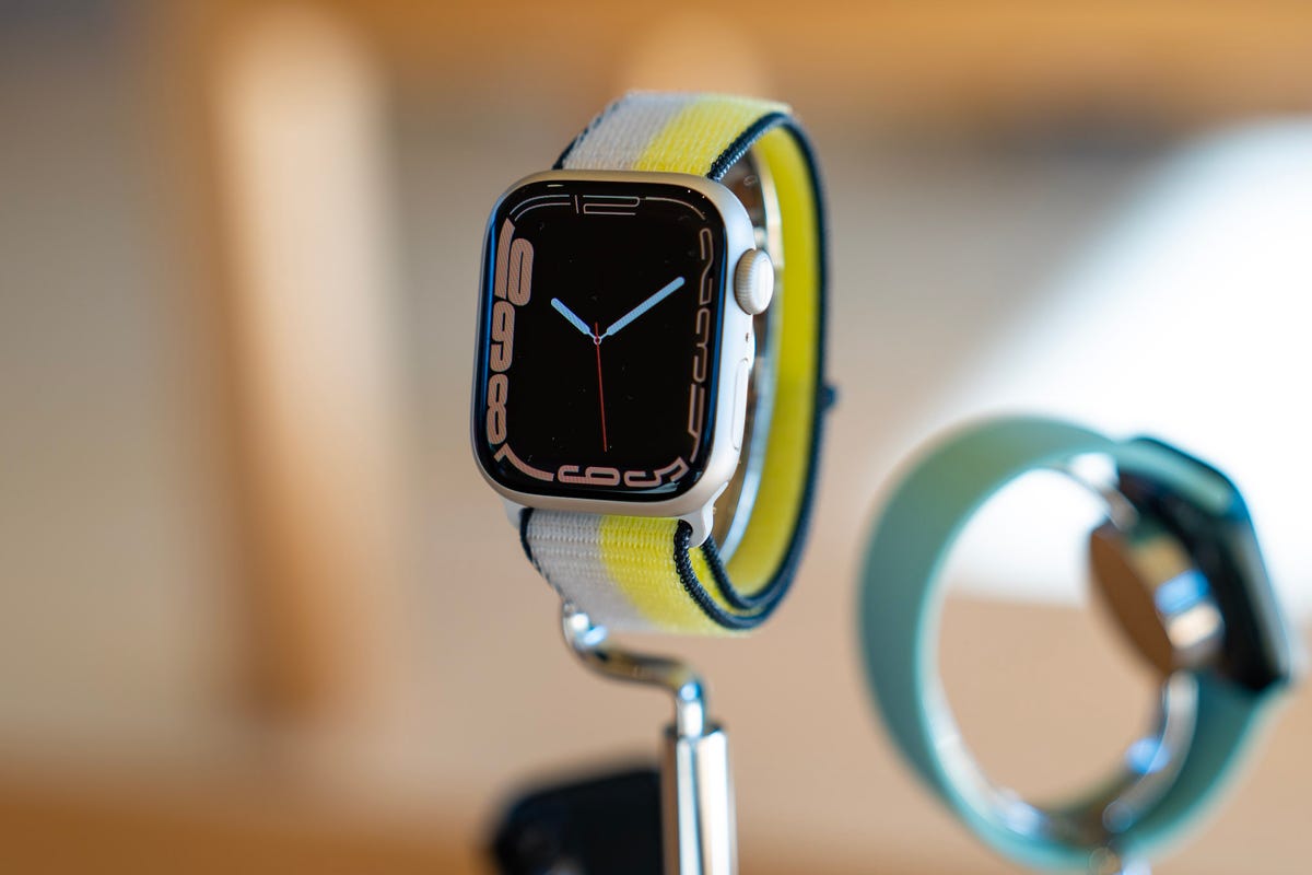 apple-watch-series-7-at-apple-store