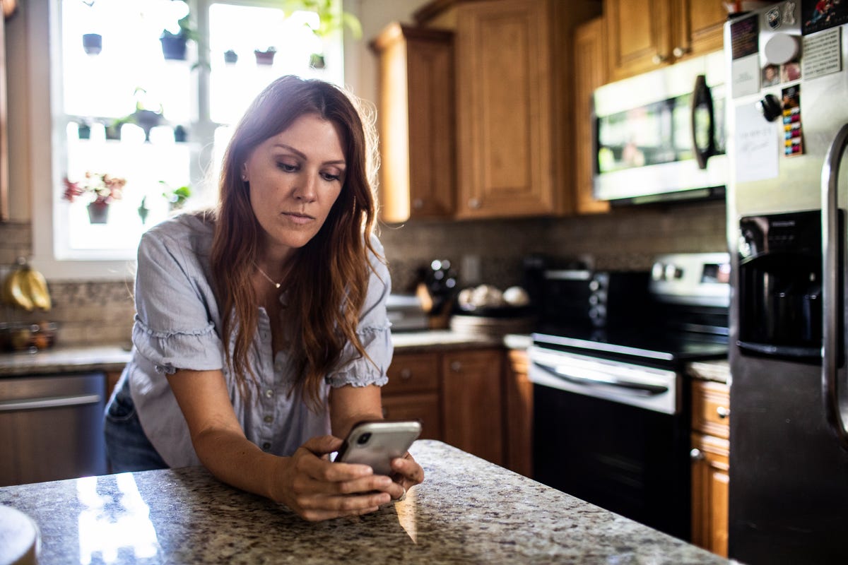 getty-a-woman-using-a-smartphone-in-the-kitchen.jpg