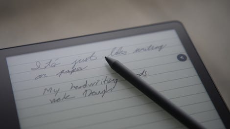 Kindle Scribe dengan stylus di atas