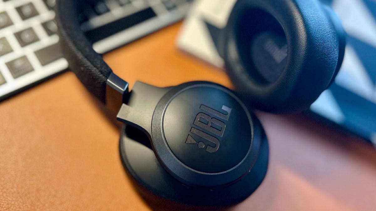 JBL&#8217;s latest headphones are a jack-of-all-trades with a surprising feature