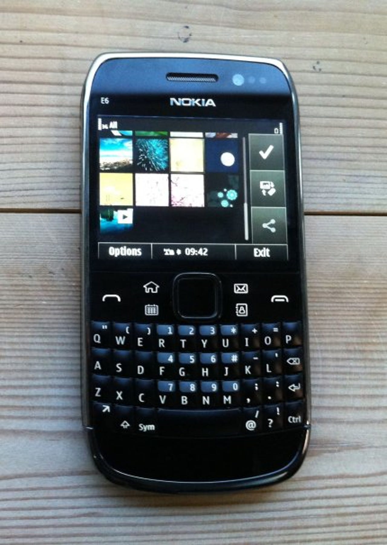 40154319-3-430-605-nokia-e6-smartphone-black-close.jpg